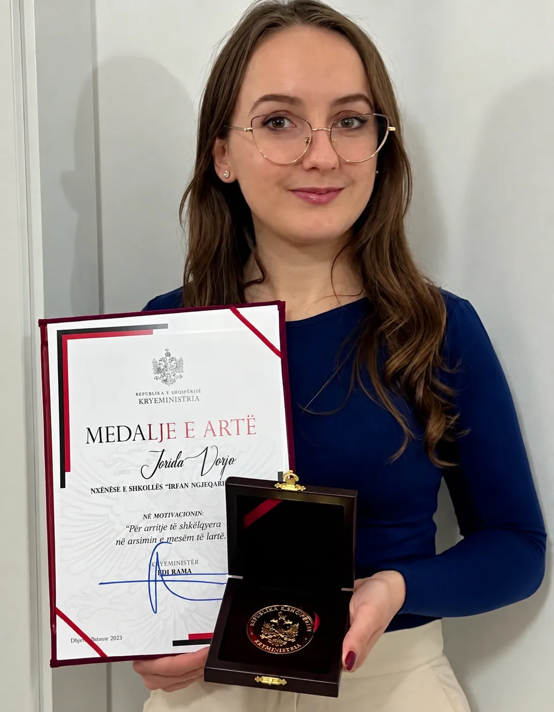 Një nxënëse me Medaljen e Artë dhe mirënjohjen.