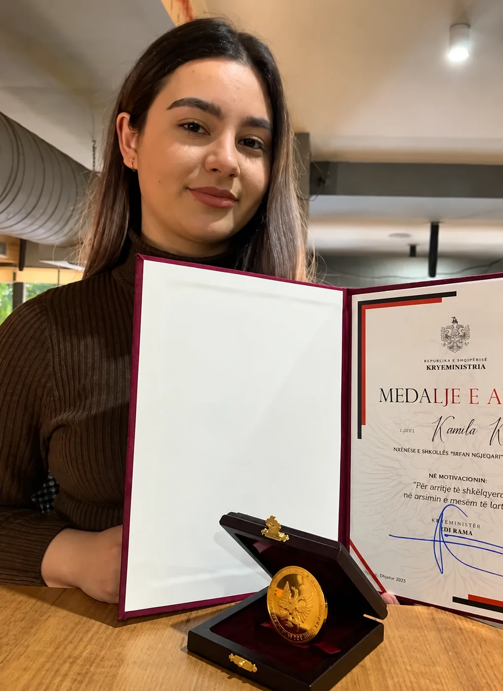 Një nxënëse tjetër me Medaljen e Artë dhe mirënjohjen.
